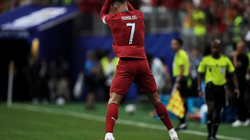 Cristiano Ronaldo vai para a galera após marcar na goleada de Portugal –