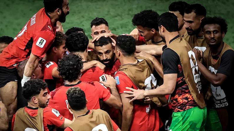 Jogadores do Egito comemoram com Salah em segundo gol da seleção contra a Nova Zelândia, pelo grupo G da Copa do Mundo 2026 -