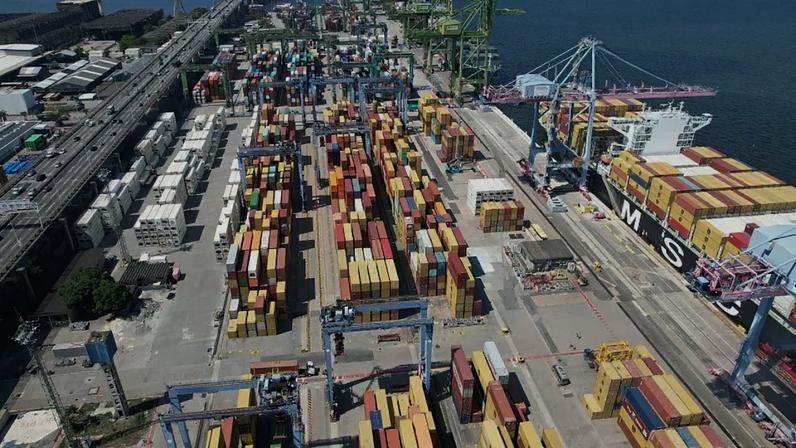 Contêineres no Porto do Rio de Janeiro aguardando navios para exportar mercadorias