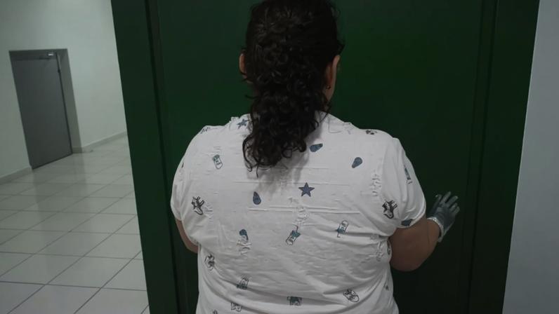 Mulher de 37 anos foi presa por enganar famílias afirmando ser adolescente