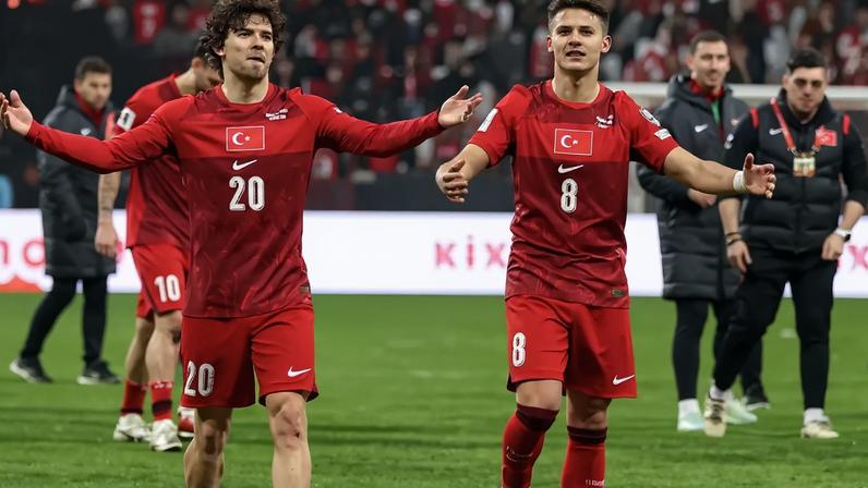 Ferdi Kadioglu e Arda Guler, jogadores convocados para a Copa do Mundo, em partida da Turquia contra a Romênia na repescagem