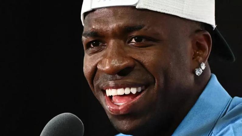 Vinícius Jr. sorri durante a entrevista coletiva nesta sexta-feira (12) no MetLiufe Stadium de Nova Jersey, em 12/06/2026.