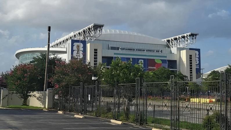 Jornalistas são obrigados a serpentar a arena de / Jogada10