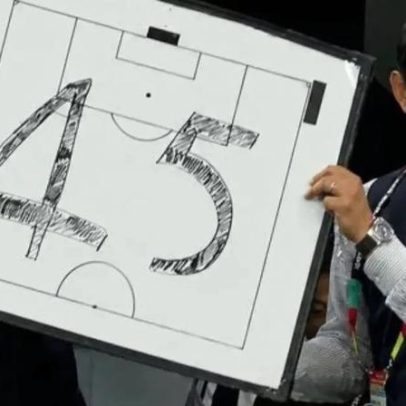 Técnico japonês improvisa placa e chama atenção em empate com a Holanda