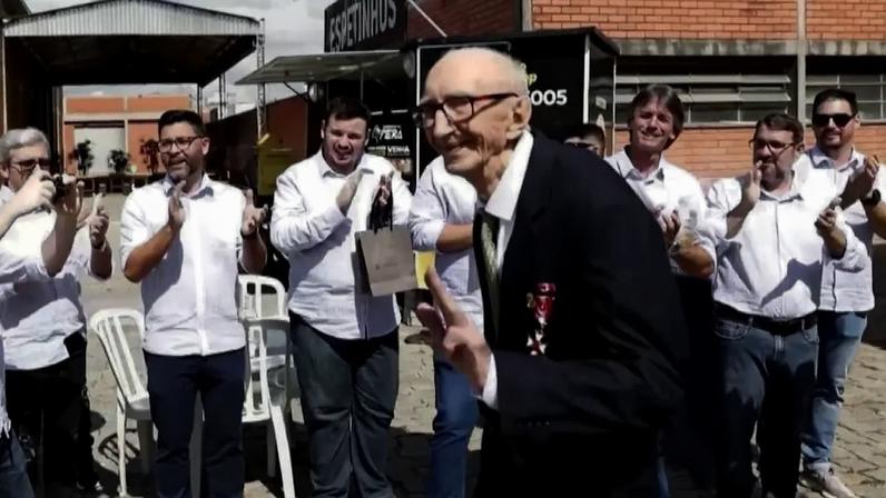 Brasileiro entrou para o Guinness após trabalhar 86 anos na mesma empresa e deixou uma lição sobre felicidade antes de morrer