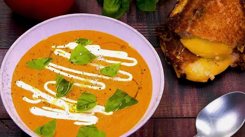 Receita de sopa de tomate com queijo quente viraliza nas redes sociais e conquista quem busca um jantar perfeito para noites frias