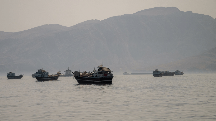19.jun.26 - Tráfego marítimo no Estreito de Hormuz, visto de Musandam, Omã