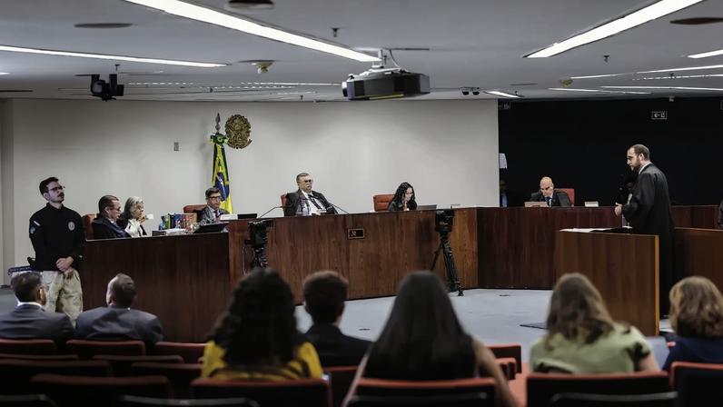 VEREDICTO - Sessão do STF: a Primeira Turma da Corte condenou 1 400 envolvidos nos ataques do 8 de Janeiro