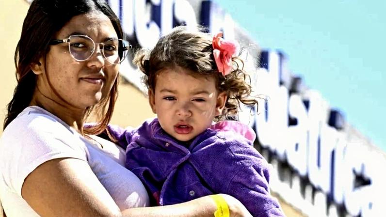 Problemas de saúde devido ao frio no DF. Na Foto Daiane Lima Paiva, com a filha Antonella de 1ano e 9 meses - (crédito: Carlos Vieira/CB/D.A Press)