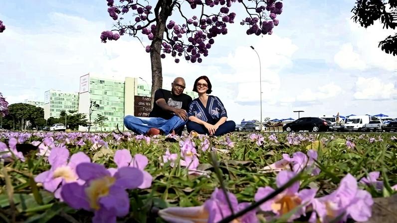 Alessandra Arantes e Milton Ferreira posam embaixo dos ipês-roxos na Esplanada dos Ministérios - (crédito: Carlos Vieira/CB/DA Press)