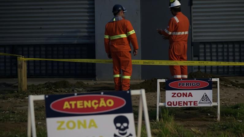 Técnicos da Defesa Civil e da Transpetro, bombeiros e policiais trabalharam na área isolada; ao menos quatro imóveis foram interditados