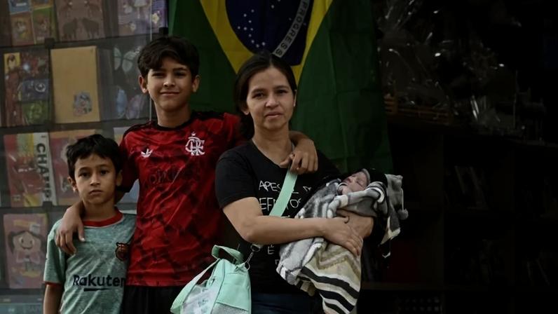 Gleici Kelly Nascimento com os filhos, Davi e Matheus, na Estrutural - (crédito: Ed Alves CB/DA Press)
