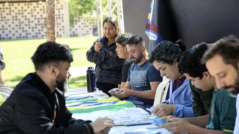 Para muitos, a tradição da troca de figurinhas atravessa gerações - (crédito: Foto: Matheus Oliveira)