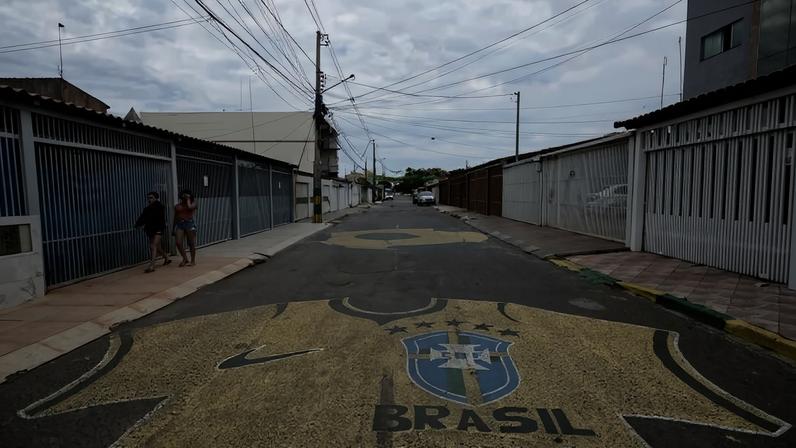 10.06.2026 Minervino Junior CB/DA Press. Decoração na rua para a copa 2026 no gama Adriely Rodrigues e Herbert Mattos - (crédito: Minervino Junior CB/DA Press)