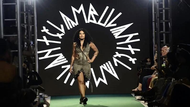 A Tela Ambulante trabalha com moda sustentável e participou do desfile "Brasília — Uma cidade que inspira. Uma moda que expressa." Brasília Palace Hotel