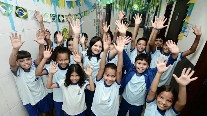 Alunos do CEF 03 da Estrutural se empolgam com a produção de bandeiras, murais e outros trabalhos temáticos