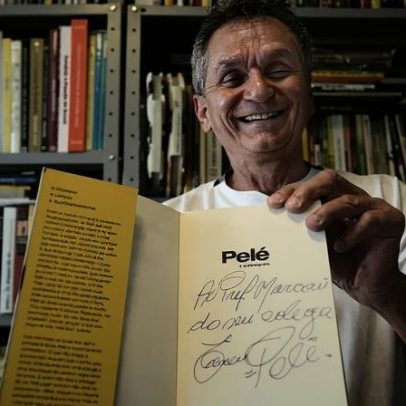 Professor reúne biblioteca com mais de 500 livros sobre futebol
