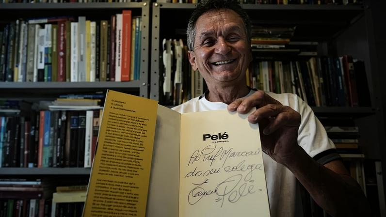 Marconi Scarinci: colecionador de livros relacionados ao futebol na casa dele. Ele tem preciosidades como obra com dedicatória do Pelé, exemplar que pertenceu a Nelson Rodrigues, Marconi Scarinci - (crédito: Minervino Junior CB/DA Press)