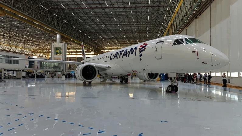 Revelação da primeira aeronave Embraer E2 da frota LATAM na fábrica da Embraer - (crédito: ASA/LATAM)