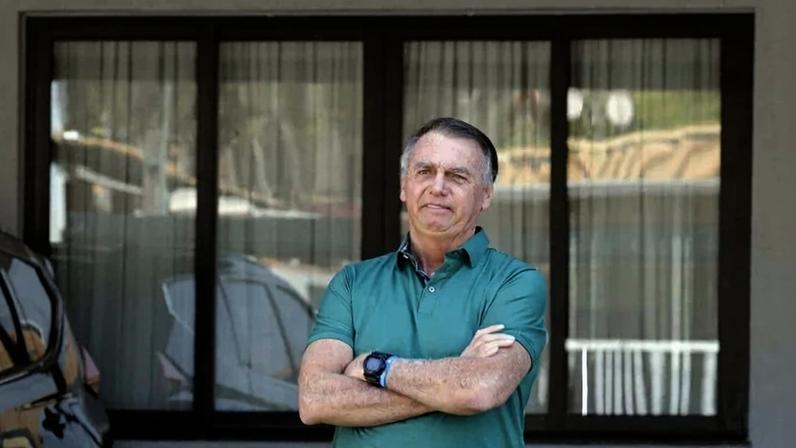 A medida humanitária foi concedida em março deste ano após Bolsonaro apresentar quadro de saúde que exigiu acompanhamento médico contínuo - (crédito: Sergio Lima / AFP)