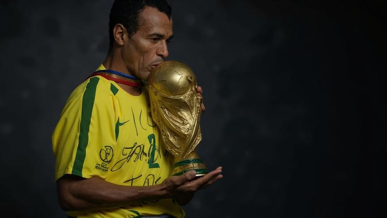 O último brasileiro a ter o privilégio de levantar a taça da Copa do Mundo foi Marcos Evangelista de Morais, o lendário Cafu - (crédito: Pedro UGARTE / AFP)
