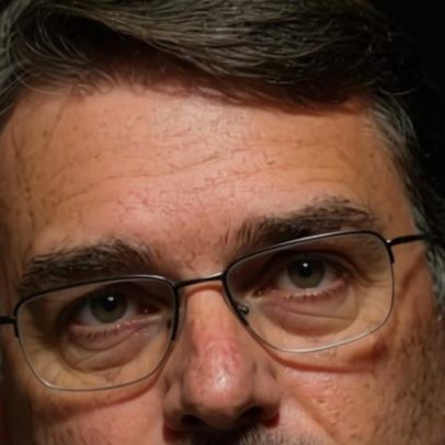 Flávio Bolsonaro apresenta queixa-crime no STF contra Janones