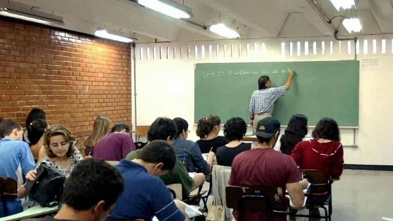 Dados da PNAD mostram avanços no DF, mas diferença de escolaridade entre brancos e negros ainda é de 12,7 pontos.