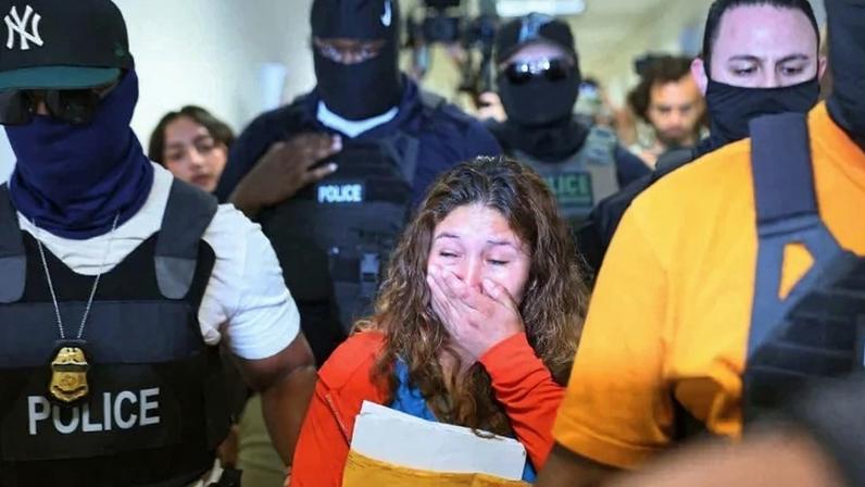 Agentes federais detêm imigrante em prédio da Justiça, em Nova York - (crédito: Michael M. Santiago/Getty Images/AFP)