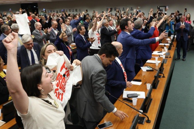 PEC que acaba com a jornada 6X1 foi aprovada na Câmara e seguiu para o Senado - (crédito: Fotográfo/Agência Brasil)