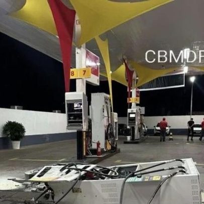 Carro bate e destrói bomba de combustível na L4 Sul