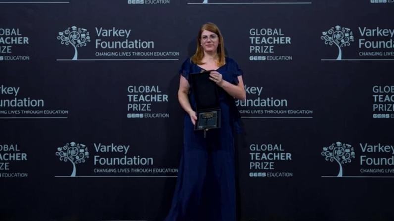 Débora Garofalo com o troféu do Global Teacher Influencer of the Year, em Dubai: reconhecimento da Varkey Foundation - (crédito: Reprodução/Agência Brasil)