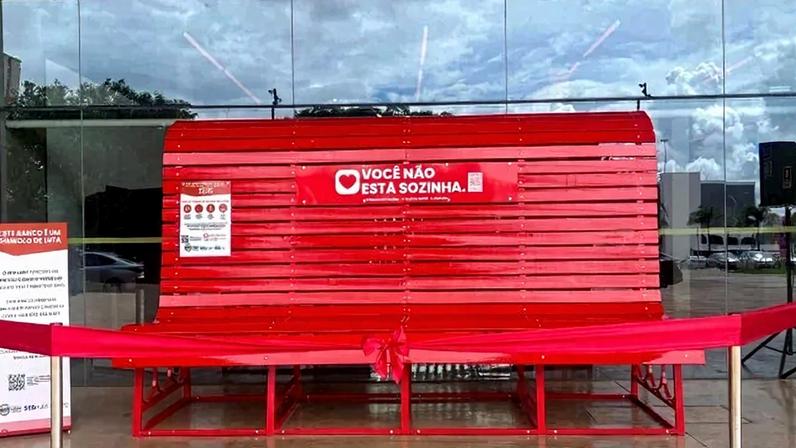 Banco vermelho gigante em frente ao Sesi Lab, como símbolo de luta contra o feminicídio - (crédito: Letícia Mouhamad/CB/D.A.Press)