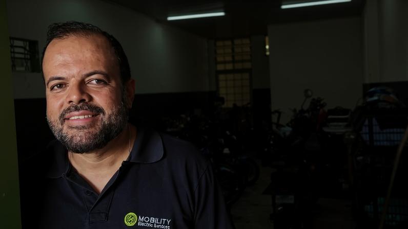 Na oficina de Rodrigo, os clientes conseguem as peças que precisam para as motos - (crédito: Luiz Fellipe Alves/CB/DA Press)