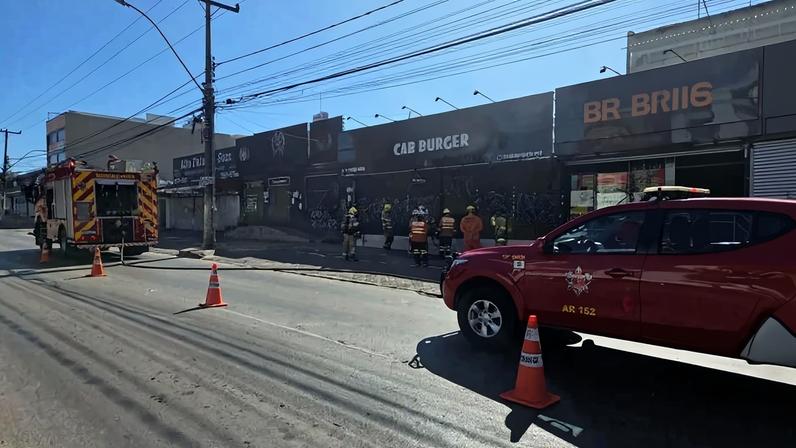 Incêndio atinge hamburgueria em Ceilândia e mobiliza bombeiros - (crédito: CBMDF/Divulgação)