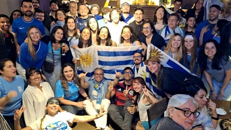 A comunidade uruguaia reuniu torcedores no Bar Patinho Feio - (crédito: Carlos Vieira CB/DA Press)