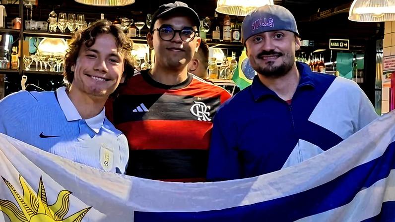 Nicolás Lugano (E) disse ser uma alegria torcer pelo país - (crédito: Carlos Vieira CB/DA Press)