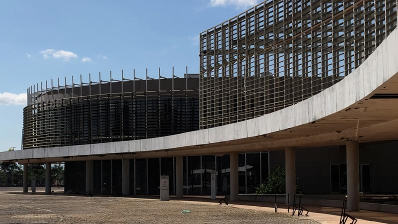 De acordo com o secretário de Obras e Infraestrutura do Distrito Federal, Valter Casimiro, as coberturas das unidades serão impermeabilizadas para evitar problemas futuros com a água - (crédito: Marcelo Ferreira/CB/D.A Press)