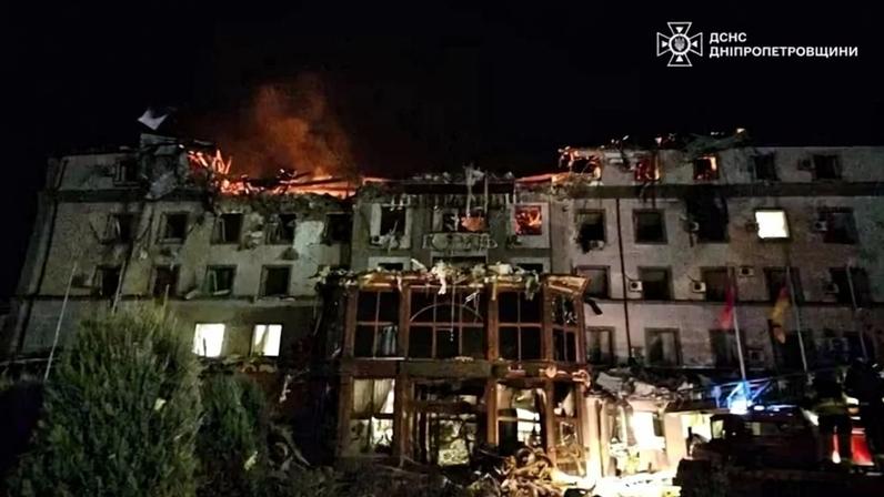 Hotel atingido por míssil russo em Kryvyi Rih, cidade natal de Volodymyr Zelensky - (crédito: AFP)
