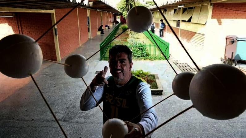 Fábio Tosta engaja os alunos dos anos finais do ensino fundamental com atividades "mão na massa" - (crédito: Marcelo Ferreira/CB/D.A Press)