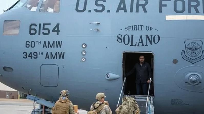Imagem divulgada pelo Comando Sul dos EUA mostra militares embarcando em um avião com destino à Venezuela