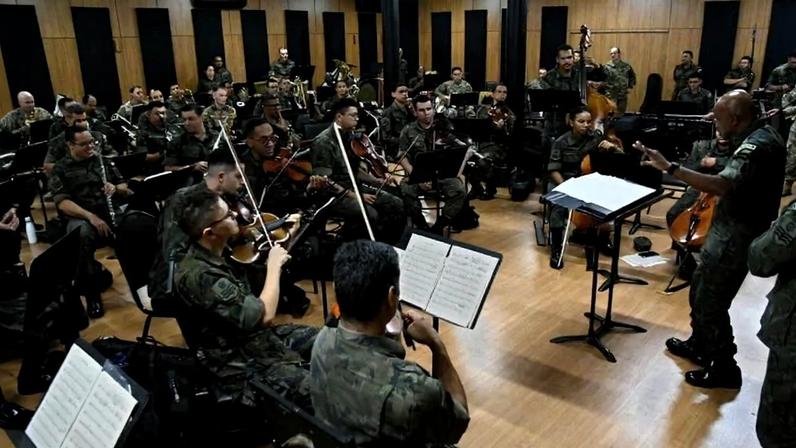 Banda da Força Aérea Brasileira faz ensaio com membros da banda da Força Aérea Americana.