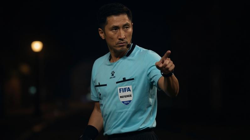 Um meme criado por um usuário do Weibo, rede social chinesa, põe fotos de várias seleções nacionais de futebol lado a lado a imagens do árbitro Ma Ning