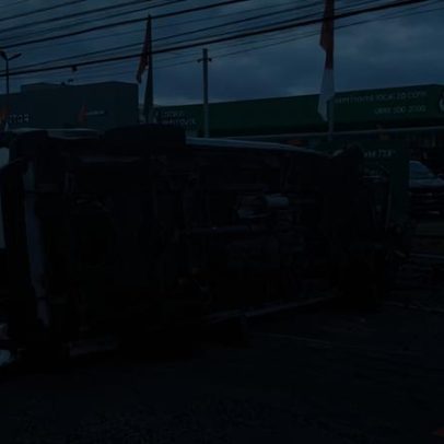 Van de transporte de mercadorias tomba após atingir poste no SIA