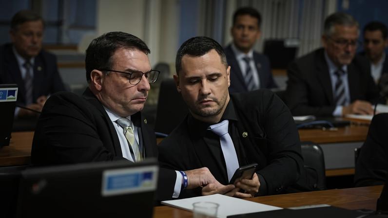 Flávio Bolsonaro e Cleitinho Azevedo - (crédito: SENADO/REPRODUÇÃO)