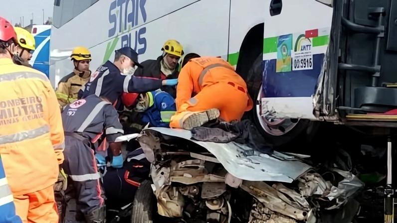 Bombeiros e voluntários removeram cinco feridos das ferragens do desastre com 20 veículos na BR-262 em Betim - (crédito: CBMMG)