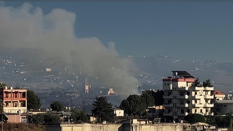 Fumaça em Nabatieh Al-Fawqa, no sul do Líbano, após um ataque israelense