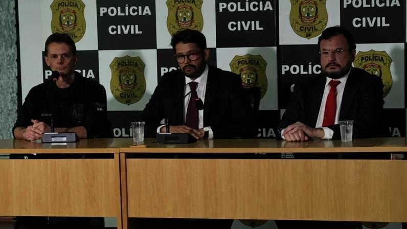Os delegados Henry Galdino (E), Daniel Malvazzo e o promotor Leonardo Jubé detalharam as investigações que levaram à operação - (crédito: Marcelo Ferreira/CB/D.A Press)