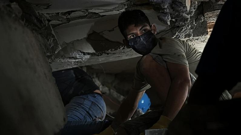 Moradores de La Guaira se organizam para realizar buscas e operações de resgate sem o equipamento de segurança necessário - (crédito: Getty Images)