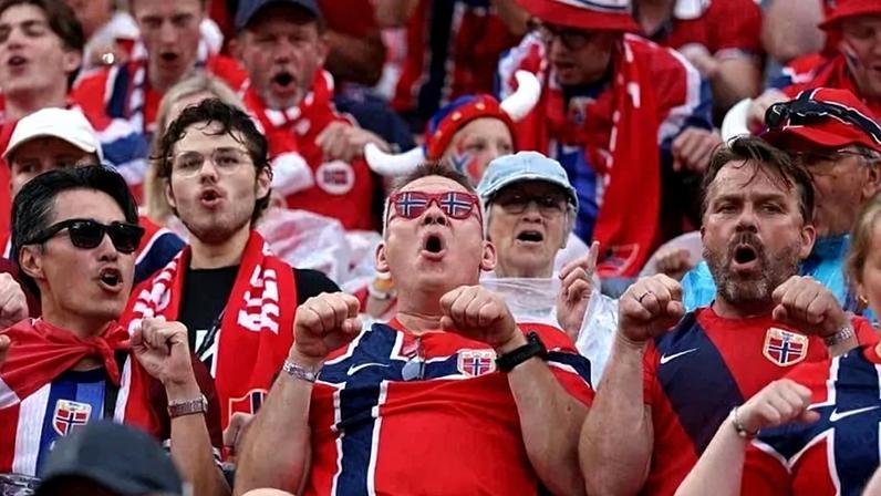 Jogadores reproduziram em campo a remada viking, que virou símbolo da torcida norueguesa - (crédito: Getty Images)