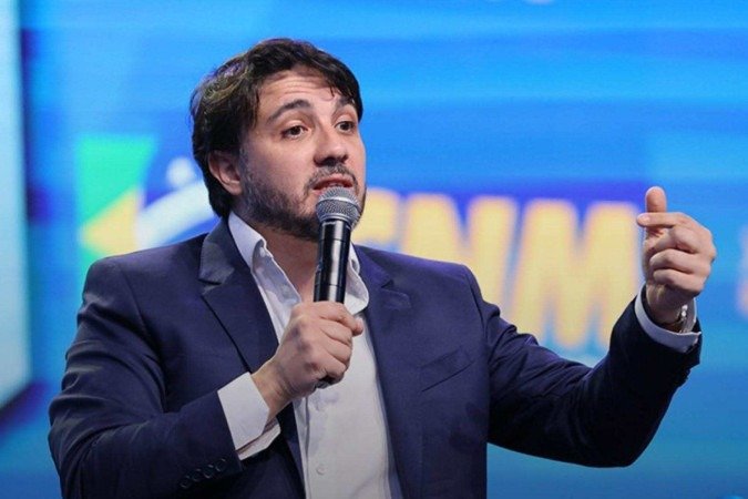 ‘Só eu aguento a bronca’, diz Renan Santos, sobre apanhar de petistas e bolsonaristas